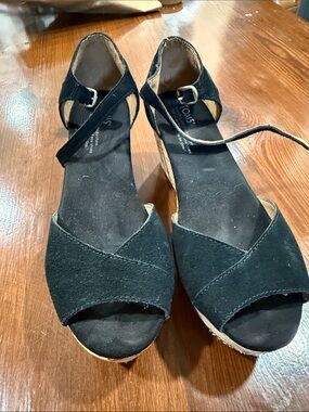 Tom’s cork sandals
